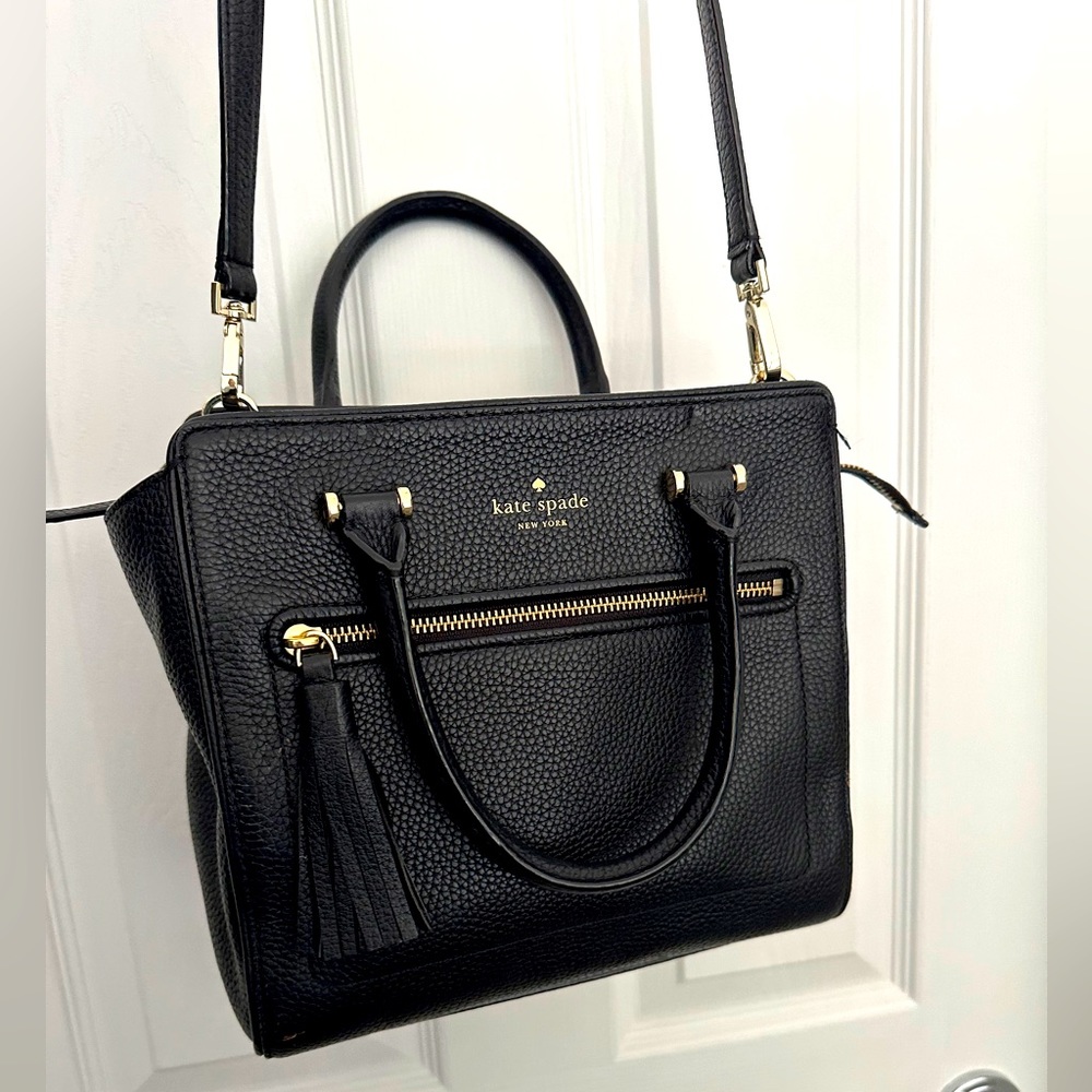 Kate spade crossbody purse! Very good condition barely used at all.